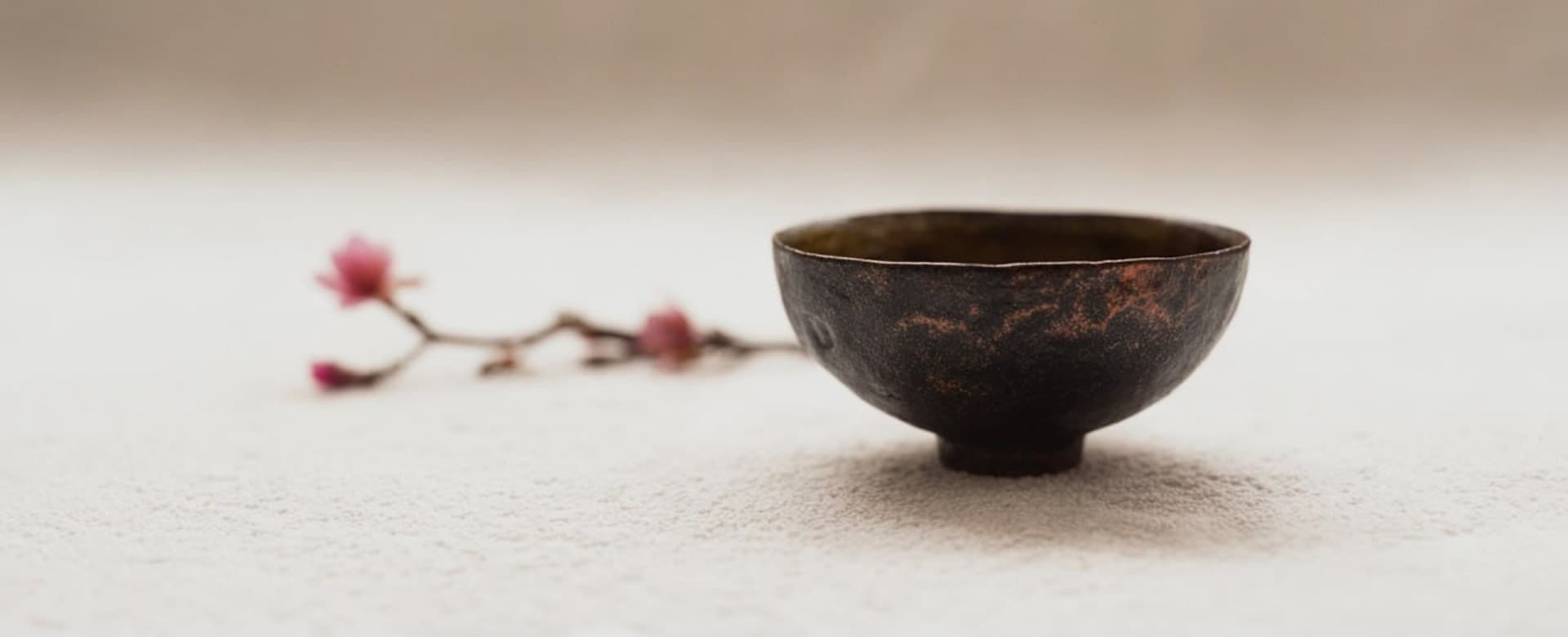 Японская чашка для чая с ветвью сакуры