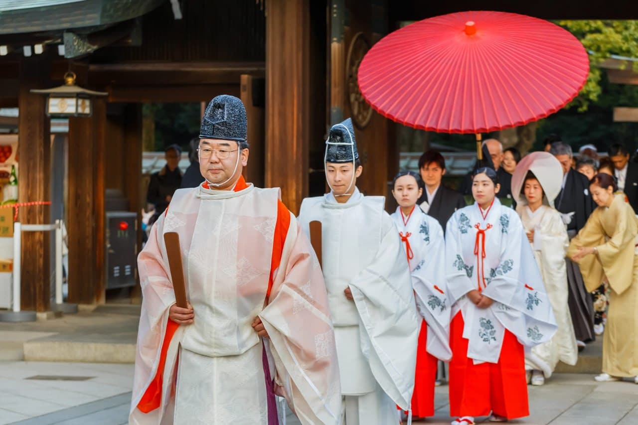 Синтоистская свадебная процессия в святилище Мэйдзи в Токио