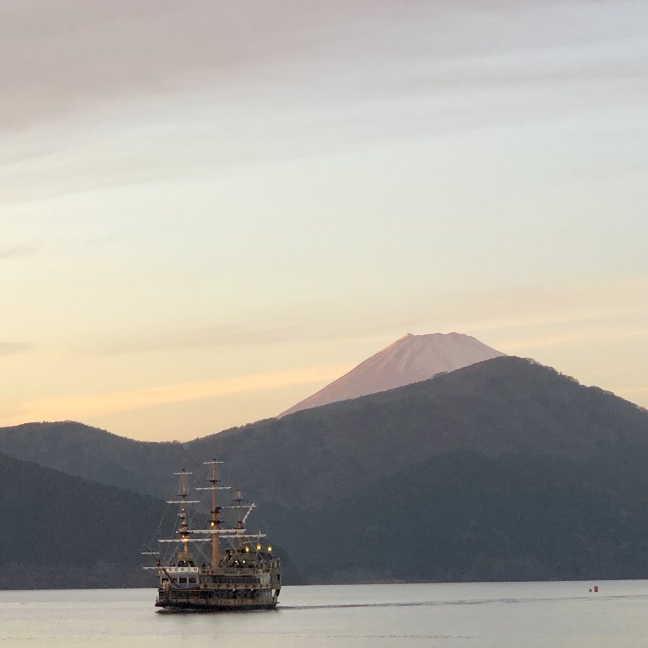 Пиратский корабль на озере Аси с видом на гору Фудзи, Хаконэ